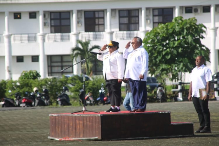 Pj. Gubernur Papua Tengah, Ribka Haluk didampingi Bupati Mimika, Eltinus Omaleng saat memimpin apel gabungan dilapangan Kantor Pusat Pemerintahan SP3