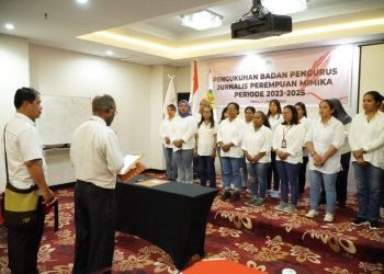 Asisten I Bidang Pemerintahan Setda Kabupaten Mimika, Robert Kambu saat melantik badan pengurus Jurnalis Perempuan Mimika yang digelar di ruang rapat Hotel Grand Tembaga, Rabu (17/1/2024).