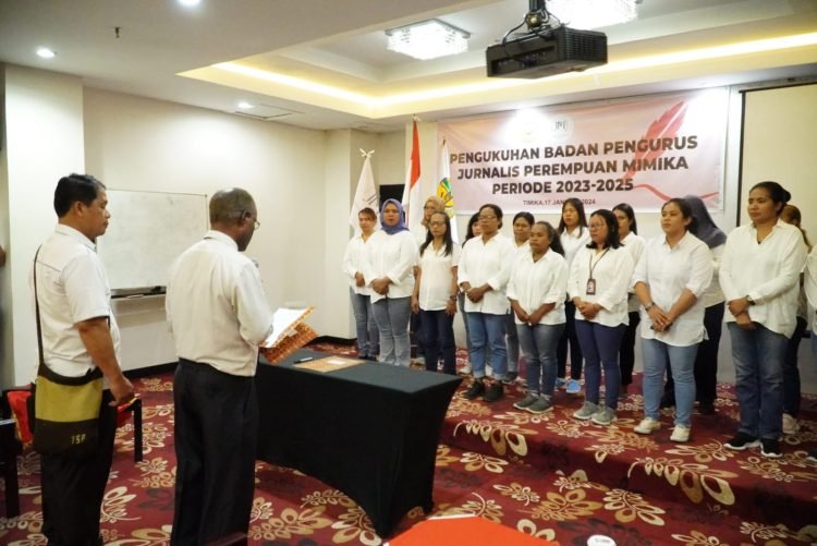 Asisten I Bidang Pemerintahan Setda Kabupaten Mimika, Robert Kambu saat melantik badan pengurus Jurnalis Perempuan Mimika yang digelar di ruang rapat Hotel Grand Tembaga, Rabu (17/1/2024).