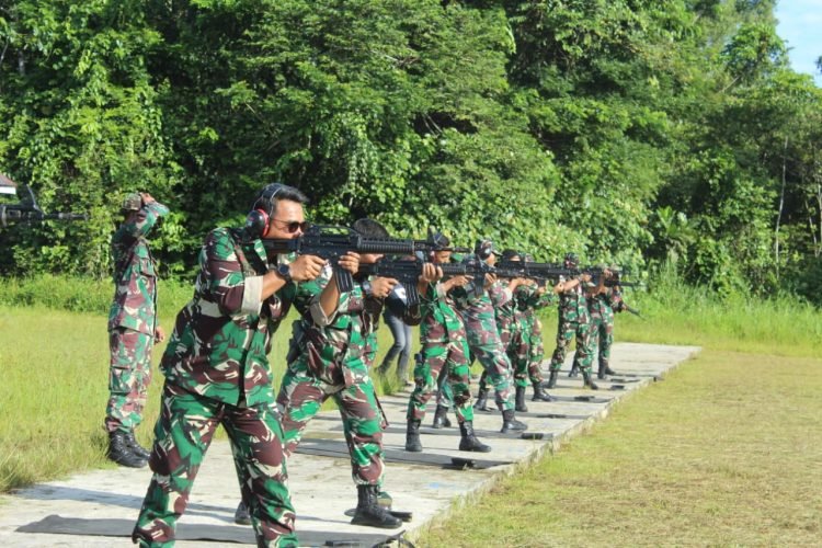 Prajurit Lanud Yohanis Kapiyau Timika saat mengikuti latihan menembak Triwulan I Tahun 2024