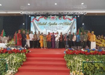Ketua IKT Mimika Yusuf Rombe, Ketua Panitia Natal dan Ibadah Syukur Aloisius Paerong saat foto bersama pejabat forkopimda Mimika
