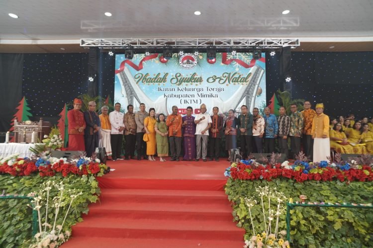 Ketua IKT Mimika Yusuf Rombe, Ketua Panitia Natal dan Ibadah Syukur Aloisius Paerong saat foto bersama pejabat forkopimda Mimika