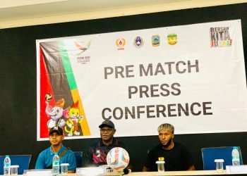 pelatih sepakbola Papua Tengah Verminus Kotouki, didampingi Kiper Papua Tengah Sepakbola Putra Kristian Dogipia, Pelatih Galanita Papua Tengah, Frits Tonic Wakum, Ofisial dan Keamanan Papua Tengah saat menggelar jumpa pers di Hotel Horison Ultima, Selasa (23/1/2024).