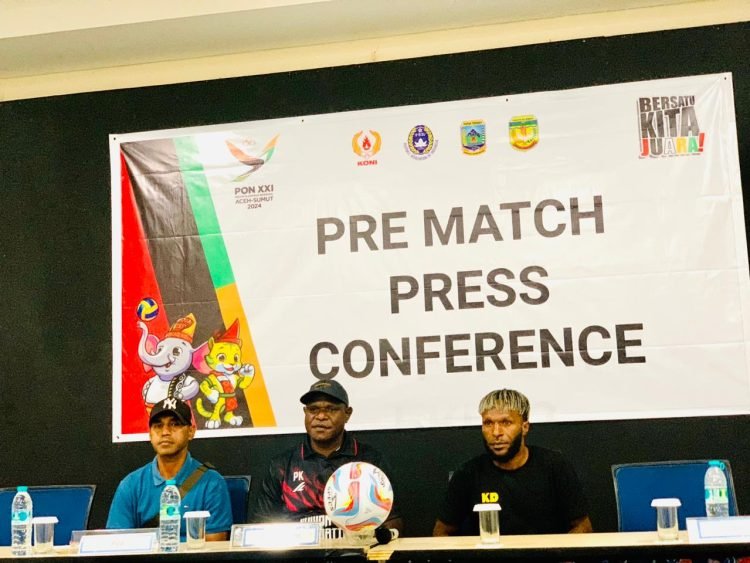 pelatih sepakbola Papua Tengah Verminus Kotouki, didampingi Kiper Papua Tengah Sepakbola Putra Kristian Dogipia, Pelatih Galanita Papua Tengah, Frits Tonic Wakum, Ofisial dan Keamanan Papua Tengah saat menggelar jumpa pers di Hotel Horison Ultima, Selasa (23/1/2024).