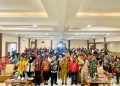 Kepala Distrik Mimika Baru, Joel Daniel Luhukay saat foto bersama para Lurah, Kepala Kampung dan Ketua RT usai pertemuan.