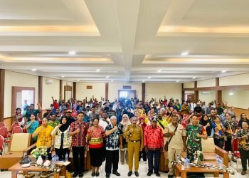 Kepala Distrik Mimika Baru, Joel Daniel Luhukay saat foto bersama para Lurah, Kepala Kampung dan Ketua RT usai pertemuan.