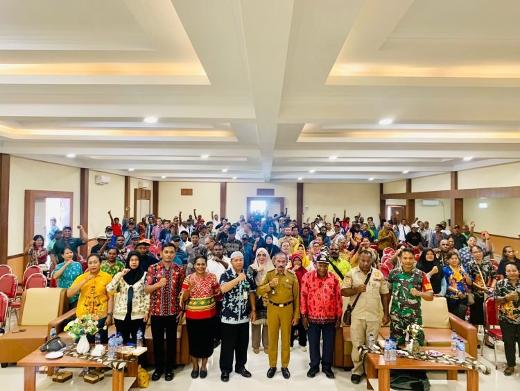 Kepala Distrik Mimika Baru, Joel Daniel Luhukay saat foto bersama para Lurah, Kepala Kampung dan Ketua RT usai pertemuan.