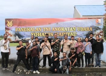 Danlanud Yohanis Kapiyau Timika, Letkol Pnb Kamto Adi Saputra S.T., M.M.S, saat foto bersama dengan awak media usai pertemuan.