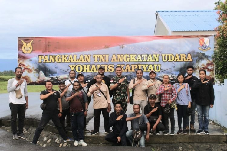 Danlanud Yohanis Kapiyau Timika, Letkol Pnb Kamto Adi Saputra S.T., M.M.S, saat foto bersama dengan awak media usai pertemuan.
