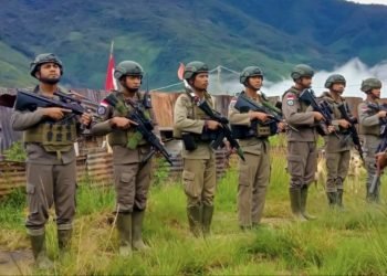 Personel Brimob anggota Satgas Damai Cartenz 2024 mempersiapkan diri sebelum menggelar patroli keamanan.