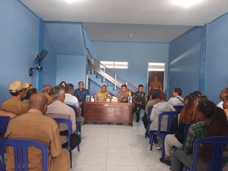 Bupati Mimika bersama Forkopimda saat berkunjung ke Kantor Distrik Mimika Baru