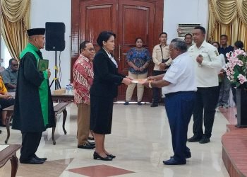 Bupati Mimika Eltinus Omaleng saat melantik Ida Wahyuni sebagai Pj. Sekda Mimika