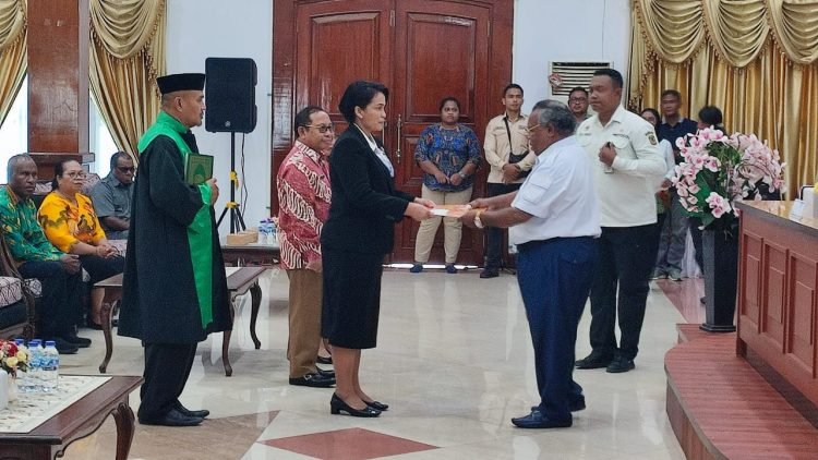 Bupati Mimika Eltinus Omaleng saat melantik Ida Wahyuni sebagai Pj. Sekda Mimika