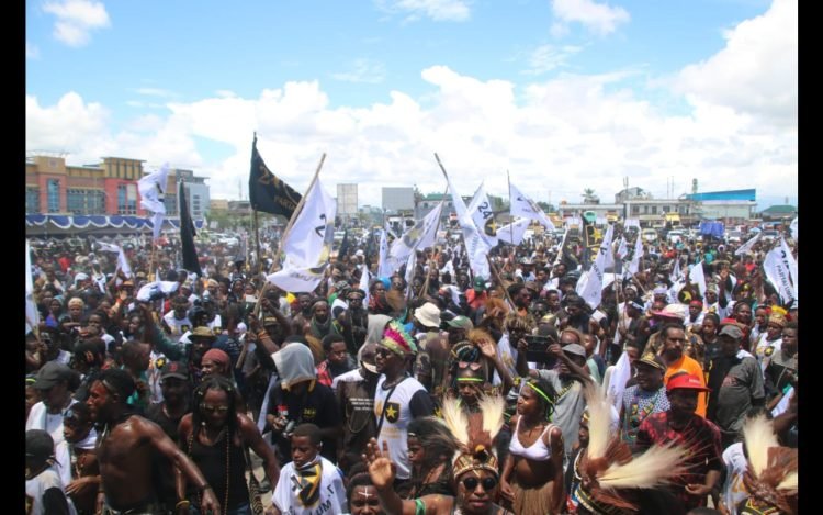 Tampak ribuan pendukung dan simpatisan Partai Ummat saat menghadiri kampanye akbar di Lapangan Eks Pasar Lama