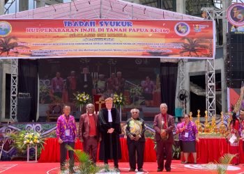 Bupati Mimika, Dr. Eltinus Omaleng saat foto bersama Pdt. Dr. Rainer Scheunemann dan pengurus Klasis GKI Mimika