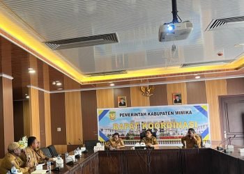 Pj.Sekda Mimika, Dr. Ida Wahyuni, saat memimpin rapat koordinasi dengan pejabat lingkup Setda Mimika