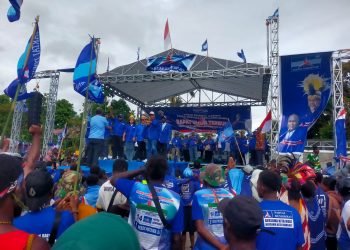 Caleg Partai Demokrat Dapil 4 Nomor Urut 1, Herman Tangkepare saat menyampaikan orasi politiknya pada kampanye akbar Partai Demokrat di Lapangan Timika Indah, Selasa (6/2/2024)