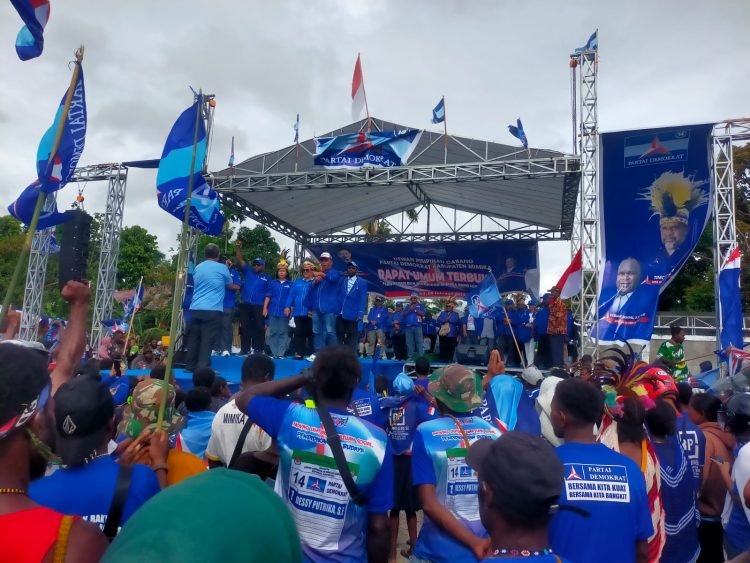 Caleg Partai Demokrat Dapil 4 Nomor Urut 1, Herman Tangkepare saat menyampaikan orasi politiknya pada kampanye akbar Partai Demokrat di Lapangan Timika Indah, Selasa (6/2/2024)