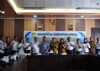 Pj. Sekda Mimika, Dr. Ida Wahyuni saat foto bersama peserta rapat koordinasi peningkatan layanan transportasi di Kabupaten Mimika