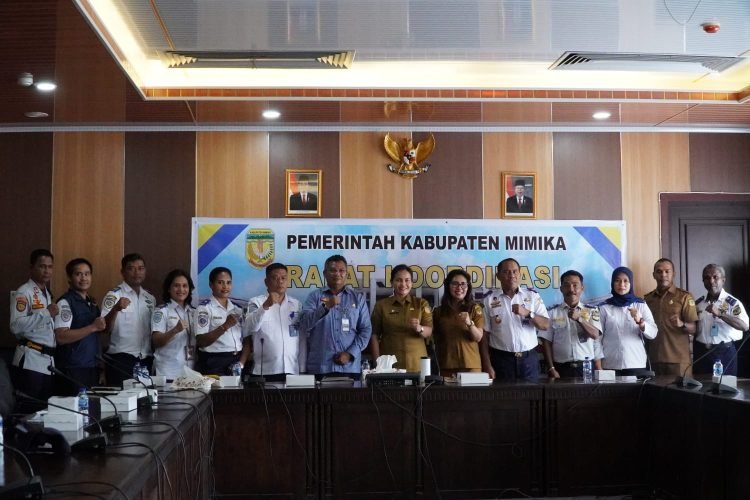 Pj. Sekda Mimika, Dr. Ida Wahyuni saat foto bersama peserta rapat koordinasi peningkatan layanan transportasi di Kabupaten Mimika