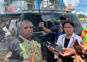 Bupati Mimika, Dr. Eltinus Omaleng didampingi Pj. Sekda Mimika Dr. Ida Wahyuni saat diwawancari awak media