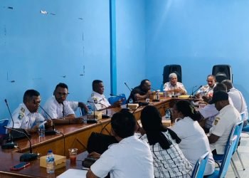 Kepala Distrik Mimika Baru, Joel Daniel Luhukay saat memimpin rapat koordinasi dengan para kepala kampung dan kelurahan.