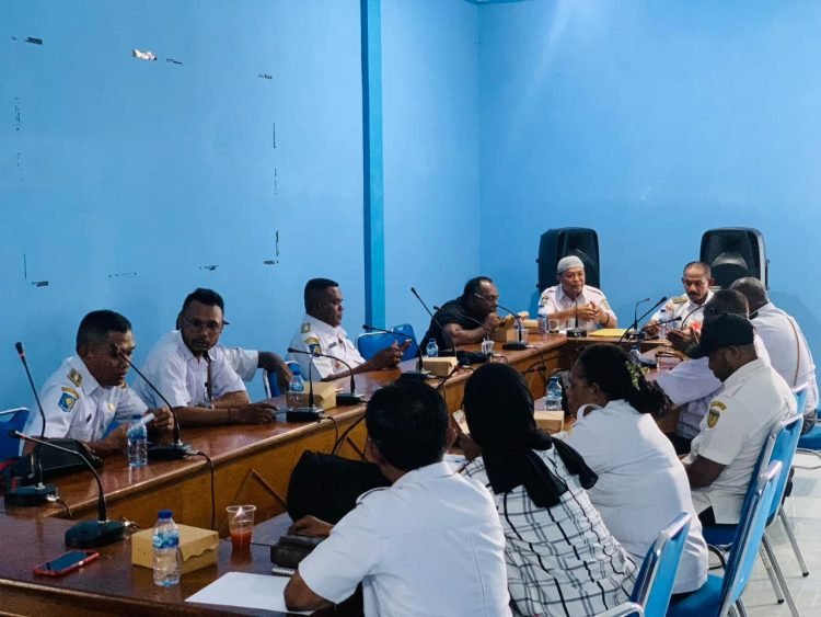 Kepala Distrik Mimika Baru, Joel Daniel Luhukay saat memimpin rapat koordinasi dengan para kepala kampung dan kelurahan.