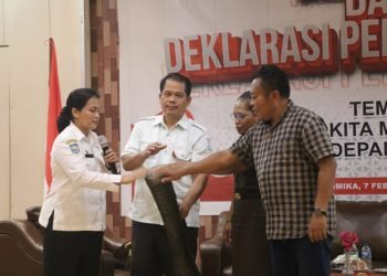 Pj. Sekda Mimika, Dr. Ida Wahyuni saat membuka kegiatan dengan memukul tifa didampingi Kepala Kesbangpol Mimika, Yan Selamat Purba dan perwakilan Forkompimda.