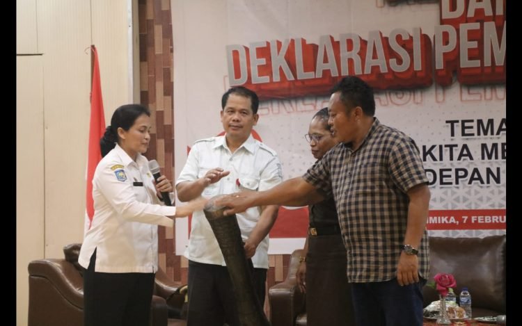 Pj. Sekda Mimika, Dr. Ida Wahyuni saat membuka kegiatan dengan memukul tifa didampingi Kepala Kesbangpol Mimika, Yan Selamat Purba dan perwakilan Forkompimda.