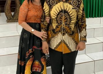 Caleg DPRD Provinsi Papua Tengah, Partai Nasdem, Dapil 5 Kabupaten Mimika, Drs. Marthen Paiding Bersama Enjelina Isteri Tercinta.