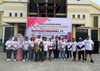 Pj. Sekda Mimika, Dr. Ida Wahyuni saat foto bersama para insan pers usai membuka kegiatan Hari Pers Nasional ke-78