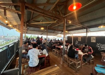 Suasana pertemuan Satgas Humas Ops Damai Cartenz-2024 wilayah Mimika bersama wartawan Timika dalam rangka memperingati Hari Pers Nasional.