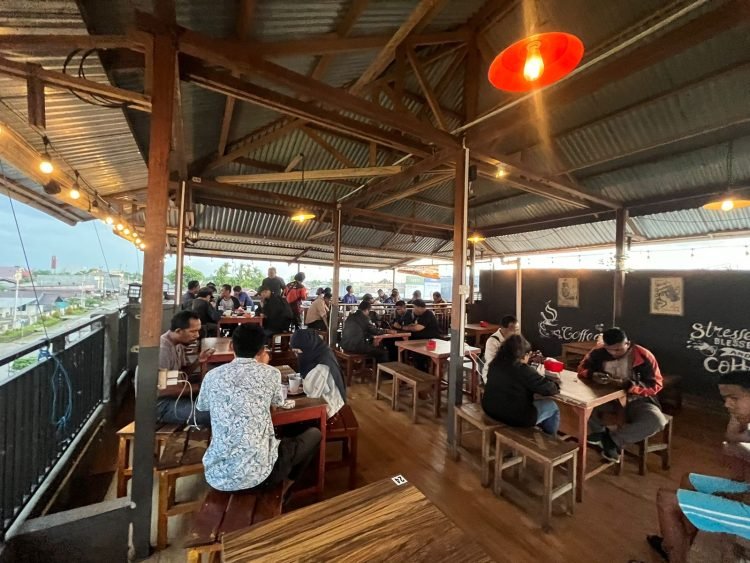 Suasana pertemuan Satgas Humas Ops Damai Cartenz-2024 wilayah Mimika bersama wartawan Timika dalam rangka memperingati Hari Pers Nasional.