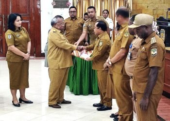 Bupati Mimika, Dr. Eltinus Omaleng didampingi Pj. Sekda Mimika, Dr. Ida Wahyuni saat menyerahkan DPA Kepada Kepala Inspektorat Mimika, Sihol Parningotan.