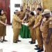 Bupati Mimika, Dr. Eltinus Omaleng didampingi Pj. Sekda Mimika, Dr. Ida Wahyuni saat menyerahkan DPA Kepada Kepala Inspektorat Mimika, Sihol Parningotan.