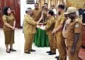 Bupati Mimika, Dr. Eltinus Omaleng didampingi Pj. Sekda Mimika, Ida Wahyuni saat menyerahkan DPA kepada Kepala Inspektorat Kabupaten Mimika, Sihol Parningotan