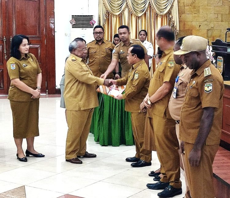 Bupati Mimika, Dr. Eltinus Omaleng didampingi Pj. Sekda Mimika, Ida Wahyuni saat menyerahkan DPA kepada Kepala Inspektorat Kabupaten Mimika, Sihol Parningotan