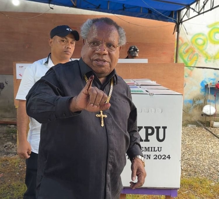 Bupati Mimika, Dr. Eltinus Omaleng, SSE, MH usai mencoblos menggunakan hak pilihnya di TPS 19 Timika Jaya
