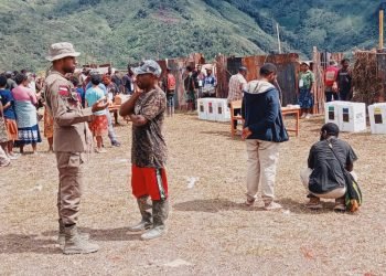 Anggota Satgas Damai Cartenz saat melakukan pengamanan pada proses pemilu 2024