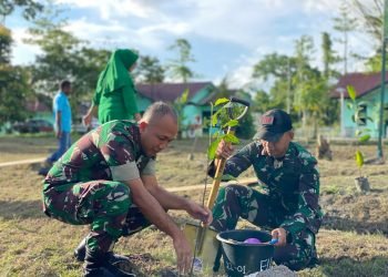 Danyonif 754/ENK Mayor Inf Cecep Cahyadi, S.E., M.I.Pol saat melakukan penanaman pohon