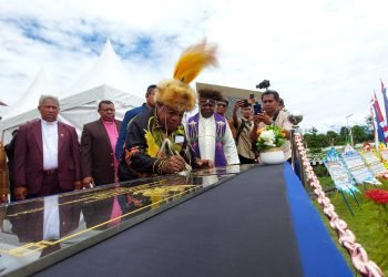 Bupati Mimika, Dr. Eltinus Omaleng saat meresmikan 11 gedung kantor baru dilingkup Pemda Mimika