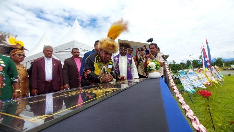 Bupati Mimika, Dr. Eltinus Omaleng saat meresmikan 11 gedung kantor baru dilingkup Pemda Mimika