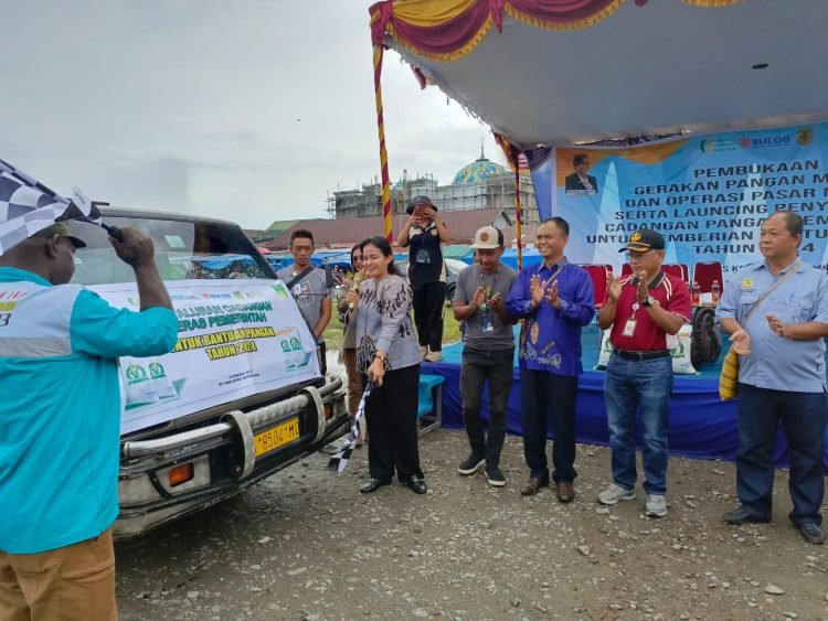 Pj. Sekda Mimika, Dr. Ida Wahyuni saat melepas program pasar murah