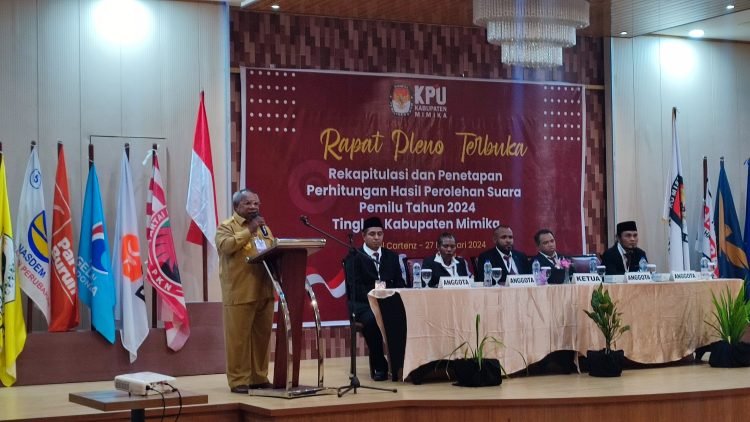 Bupati Mimika, Dr. Eltinus Omaleng, SE, MH saat menghadiri rapat rekapitulasi suara tingkat kabupaten di Hotel Cartenz Timika, Selasa (27 Februari 2024)