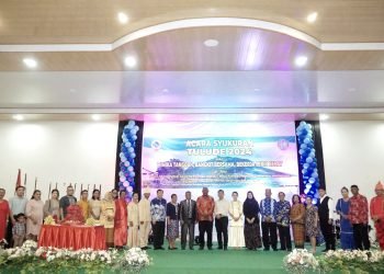 Wakil Bupati Mimika, Johannes Rettob saat foto bersama Ketua KKBSU dan pengurus Rayon Nusa Utara Timika usai acara pesta adat Tulude