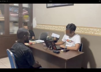 Penyidik Ops Damai Cartenz-2024 saat memintai keterangan Epson Nirigi