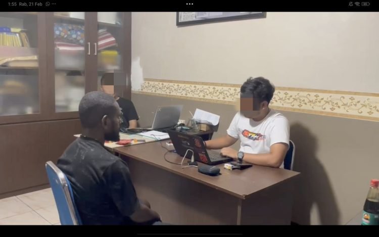 Penyidik Ops Damai Cartenz-2024 saat memintai keterangan Epson Nirigi