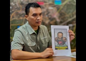 Kepala Satuan Tugas Hubungan Masyarakat Operasi Damai Cartenz-2024, AKBP. Dr. Bayu Suseno, SH, SIK, MM, MH., saat memperlihatkan foto Kobuter.