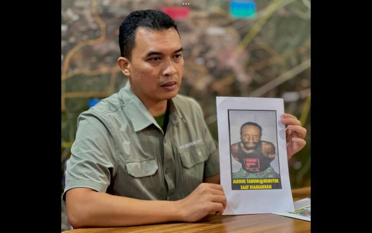 Kepala Satuan Tugas Hubungan Masyarakat Operasi Damai Cartenz-2024, AKBP. Dr. Bayu Suseno, SH, SIK, MM, MH., saat memperlihatkan foto Kobuter.