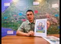 Kepala Satuan Tugas Hubungan Masyarakat Operasi Damai Cartenz-2024, AKBP. Dr. Bayu Suseno, SH, SIK, MM, MH. saat memperlihatkan foto anggota KKB yang berhasil ditahan